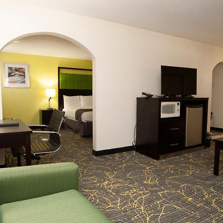 Americinn And Suites By Wyndham Delafield-Waukesha-Milwaukee Екстериор снимка