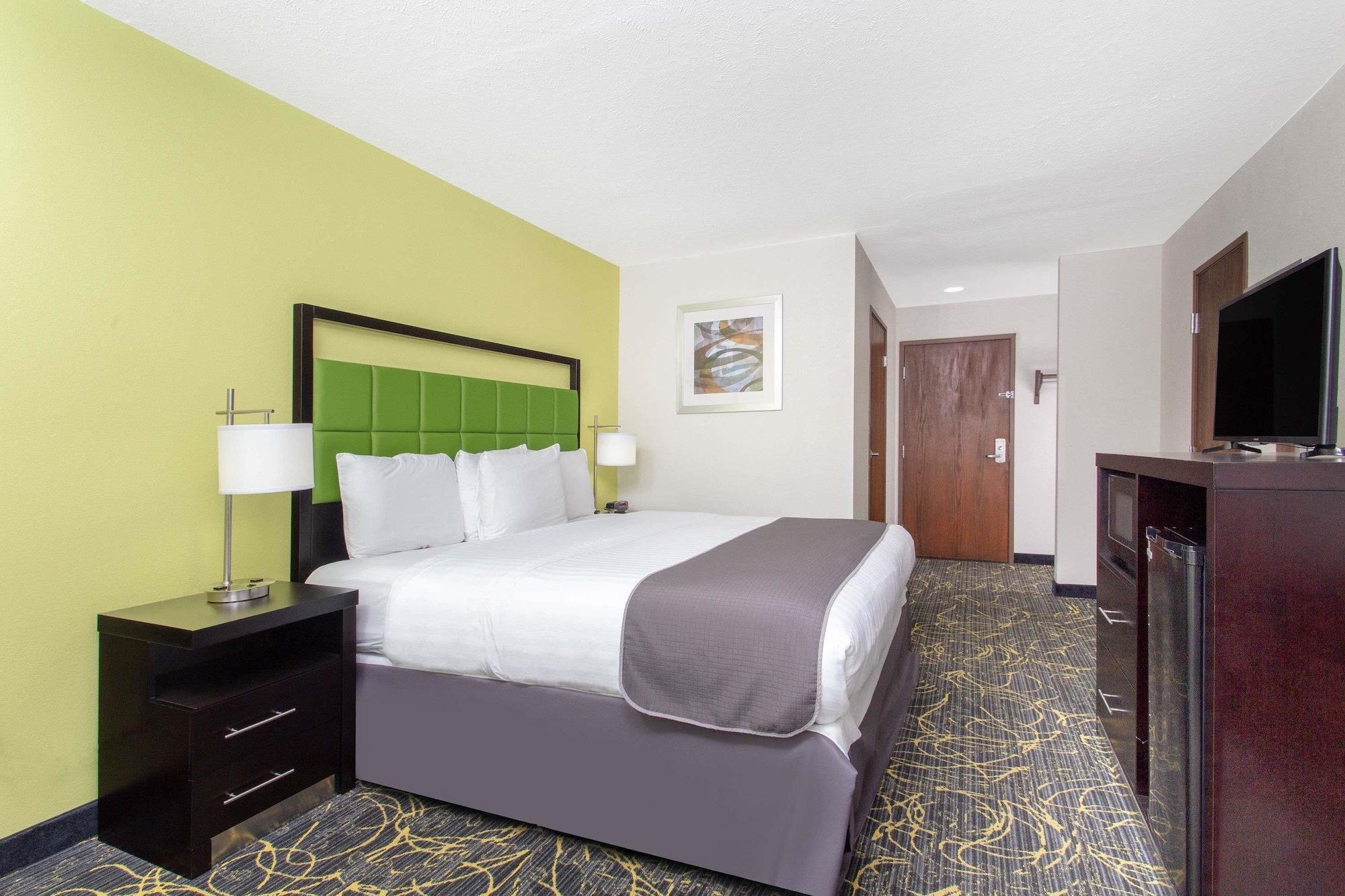 Americinn And Suites By Wyndham Delafield-Waukesha-Milwaukee Екстериор снимка