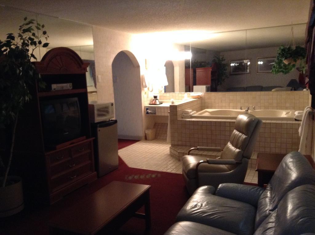 Americinn And Suites By Wyndham Delafield-Waukesha-Milwaukee Екстериор снимка
