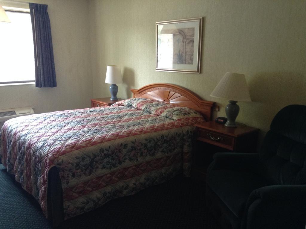 Americinn And Suites By Wyndham Delafield-Waukesha-Milwaukee Екстериор снимка