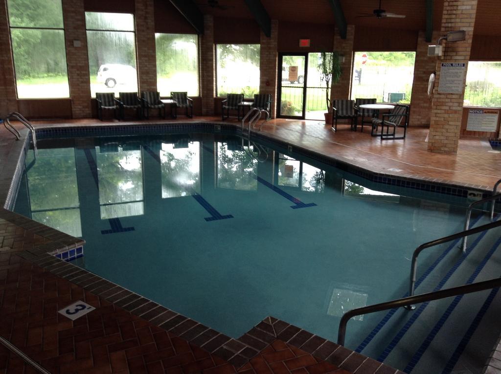 Americinn And Suites By Wyndham Delafield-Waukesha-Milwaukee Екстериор снимка