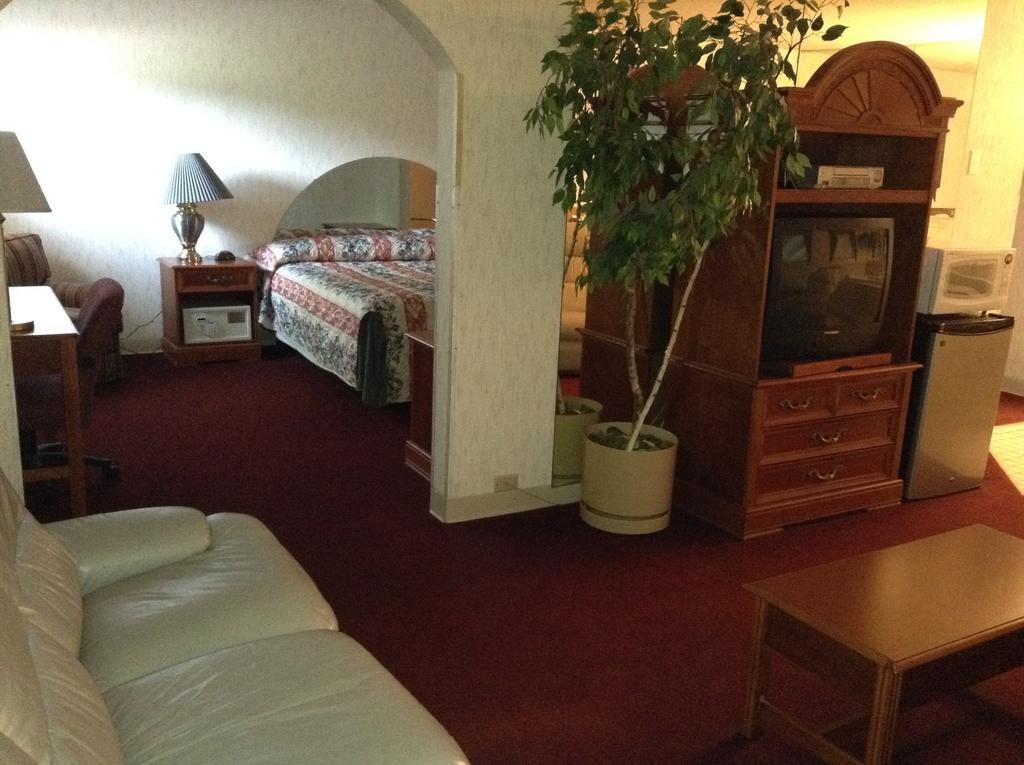 Americinn And Suites By Wyndham Delafield-Waukesha-Milwaukee Екстериор снимка