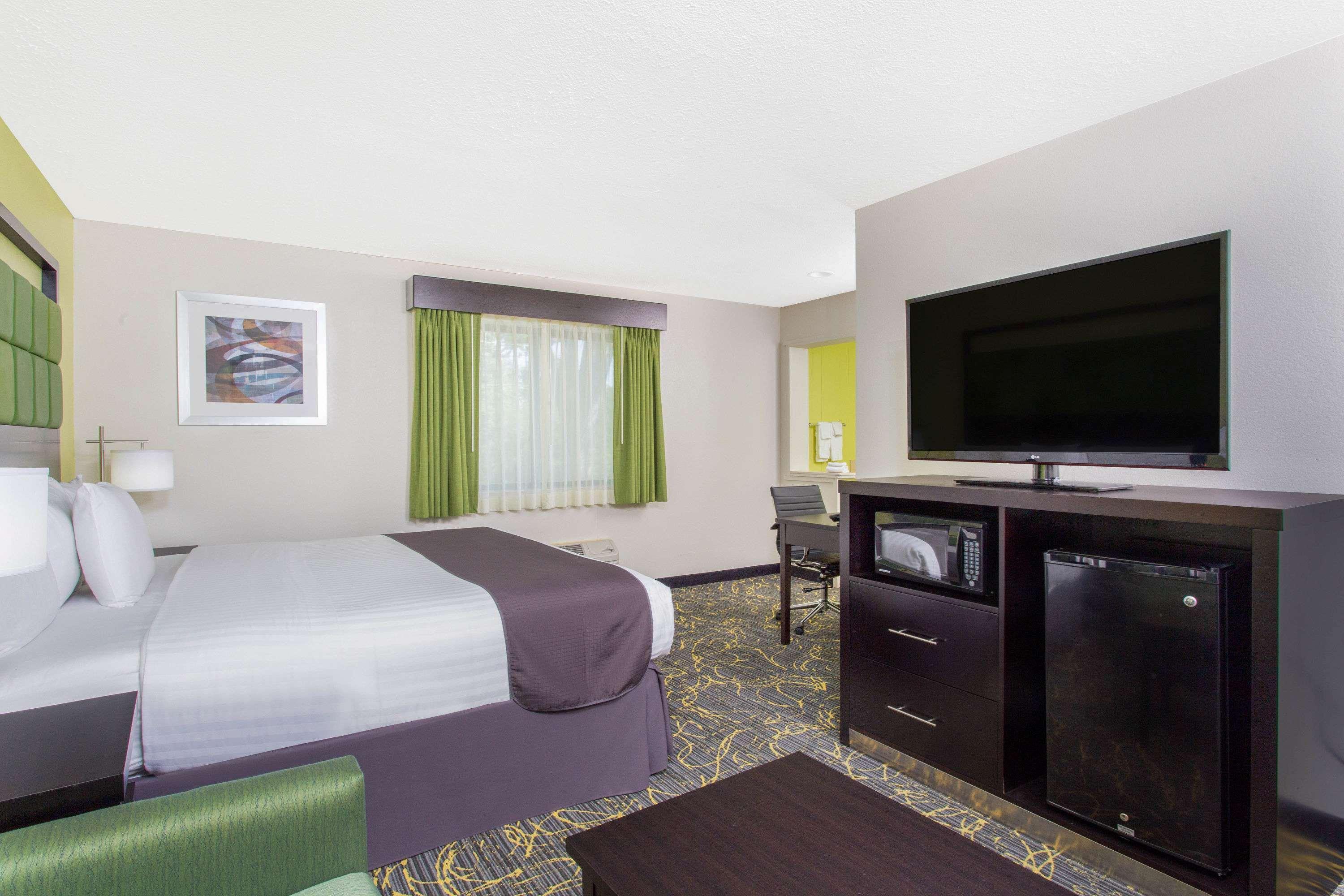 Americinn And Suites By Wyndham Delafield-Waukesha-Milwaukee Екстериор снимка