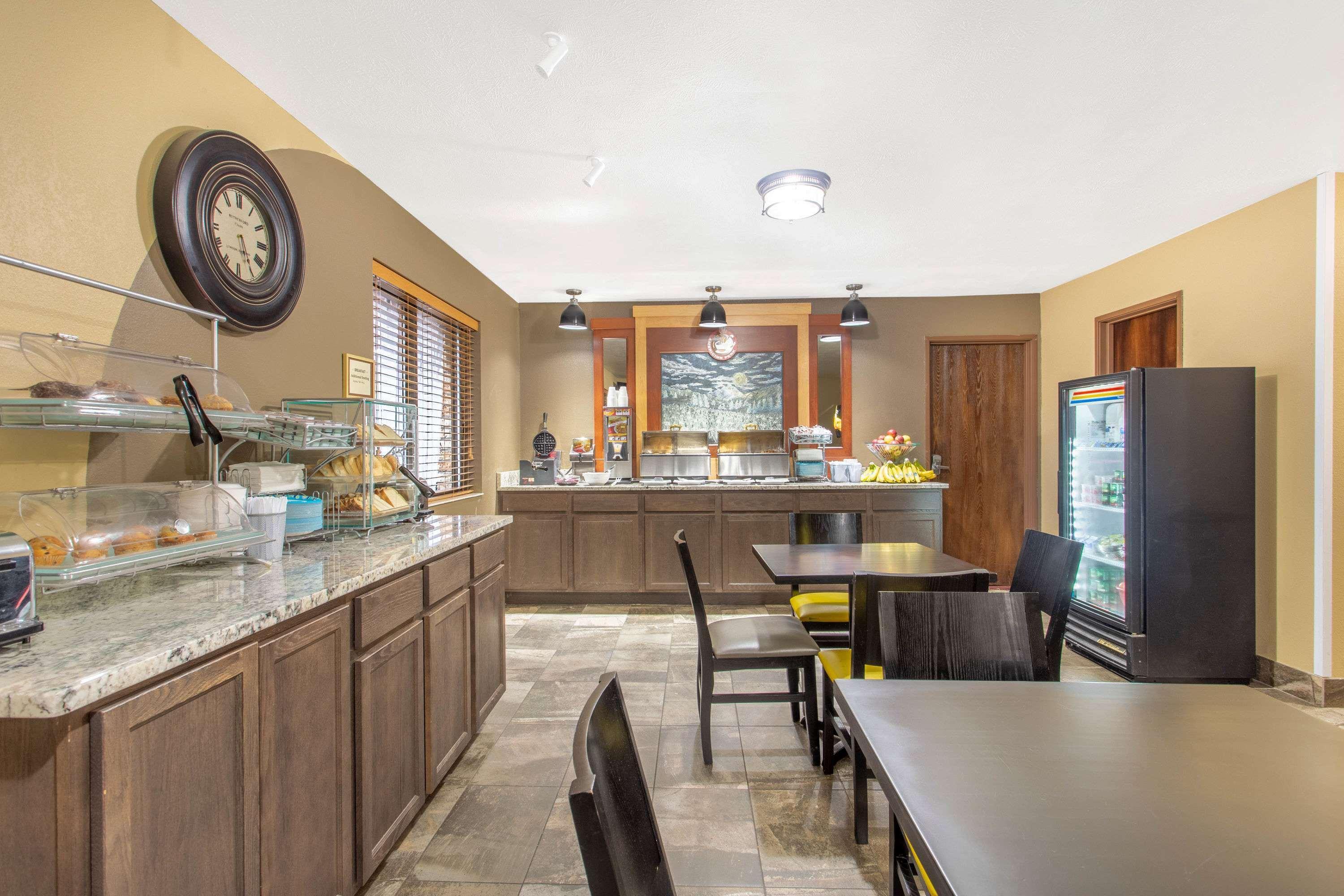 Americinn And Suites By Wyndham Delafield-Waukesha-Milwaukee Екстериор снимка