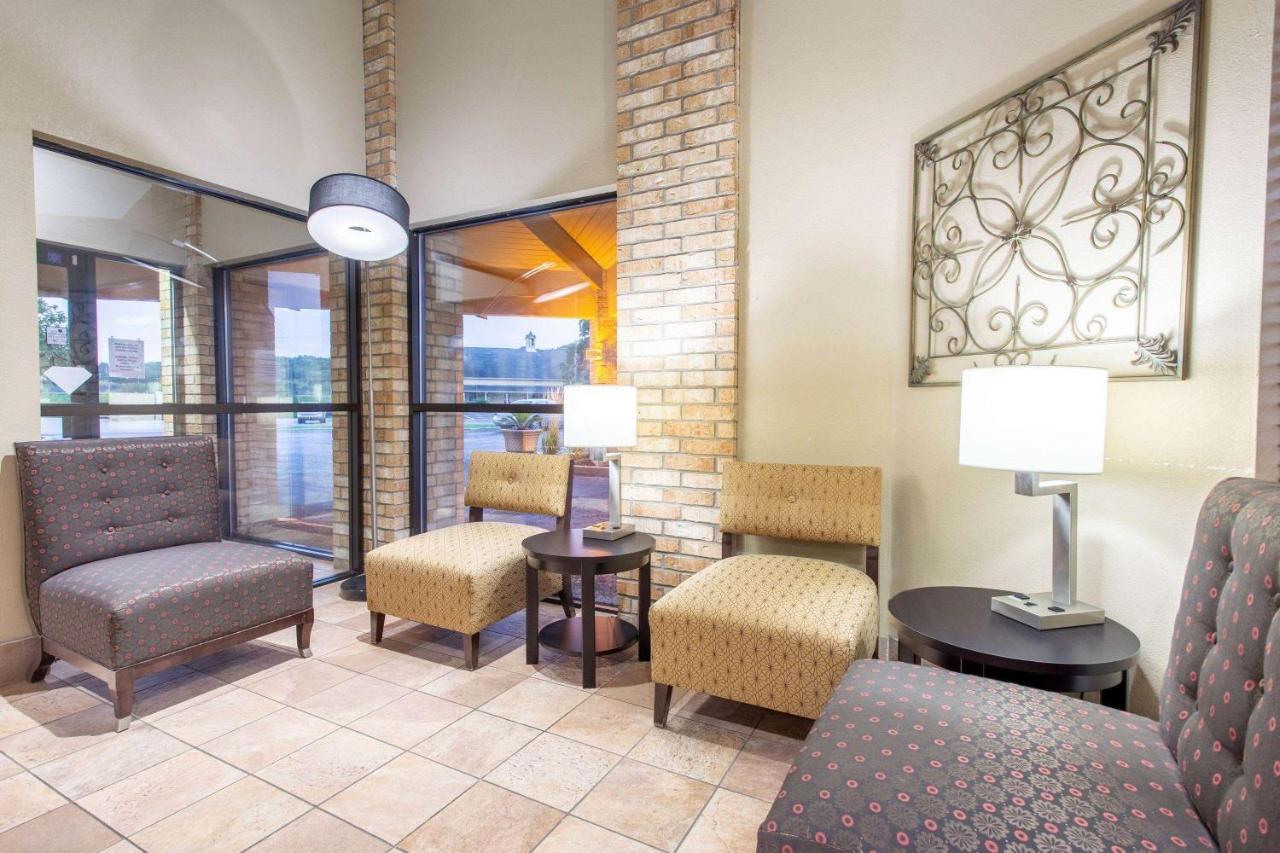 Americinn And Suites By Wyndham Delafield-Waukesha-Milwaukee Екстериор снимка