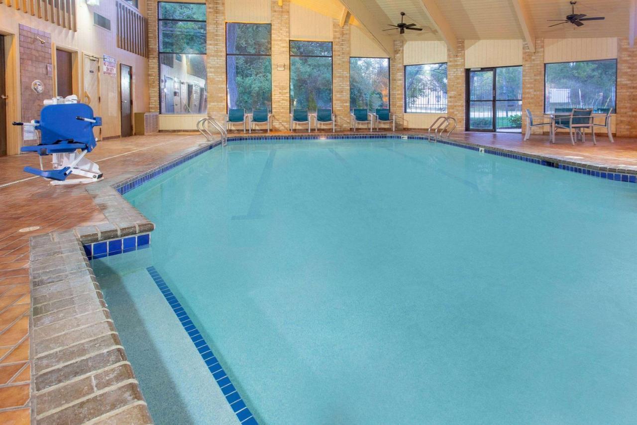 Americinn And Suites By Wyndham Delafield-Waukesha-Milwaukee Екстериор снимка