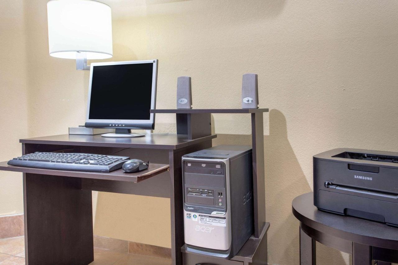Americinn And Suites By Wyndham Delafield-Waukesha-Milwaukee Екстериор снимка