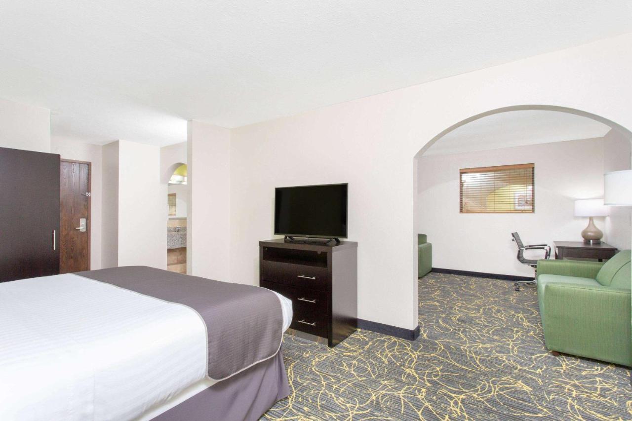 Americinn And Suites By Wyndham Delafield-Waukesha-Milwaukee Екстериор снимка