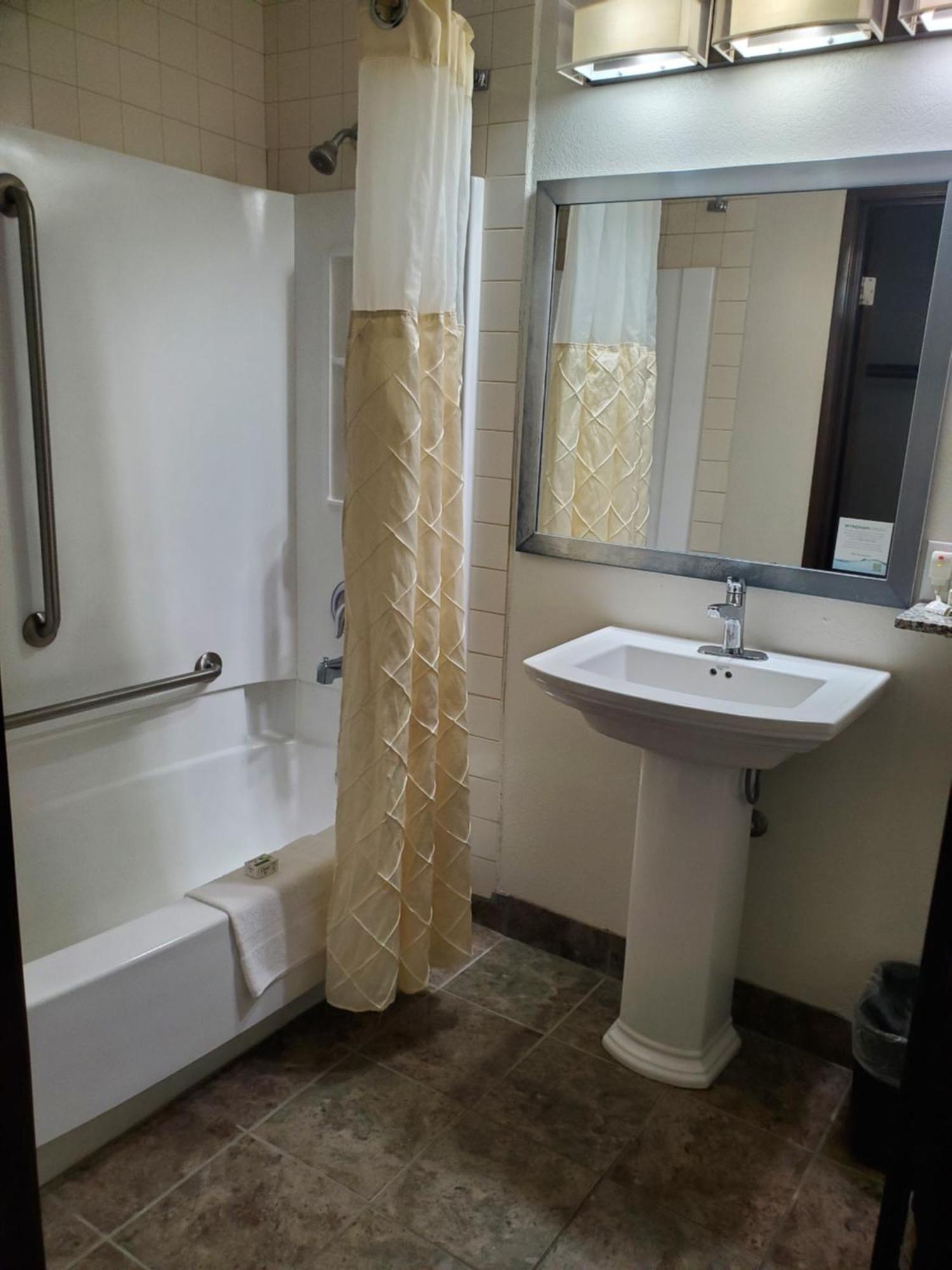 Americinn And Suites By Wyndham Delafield-Waukesha-Milwaukee Екстериор снимка