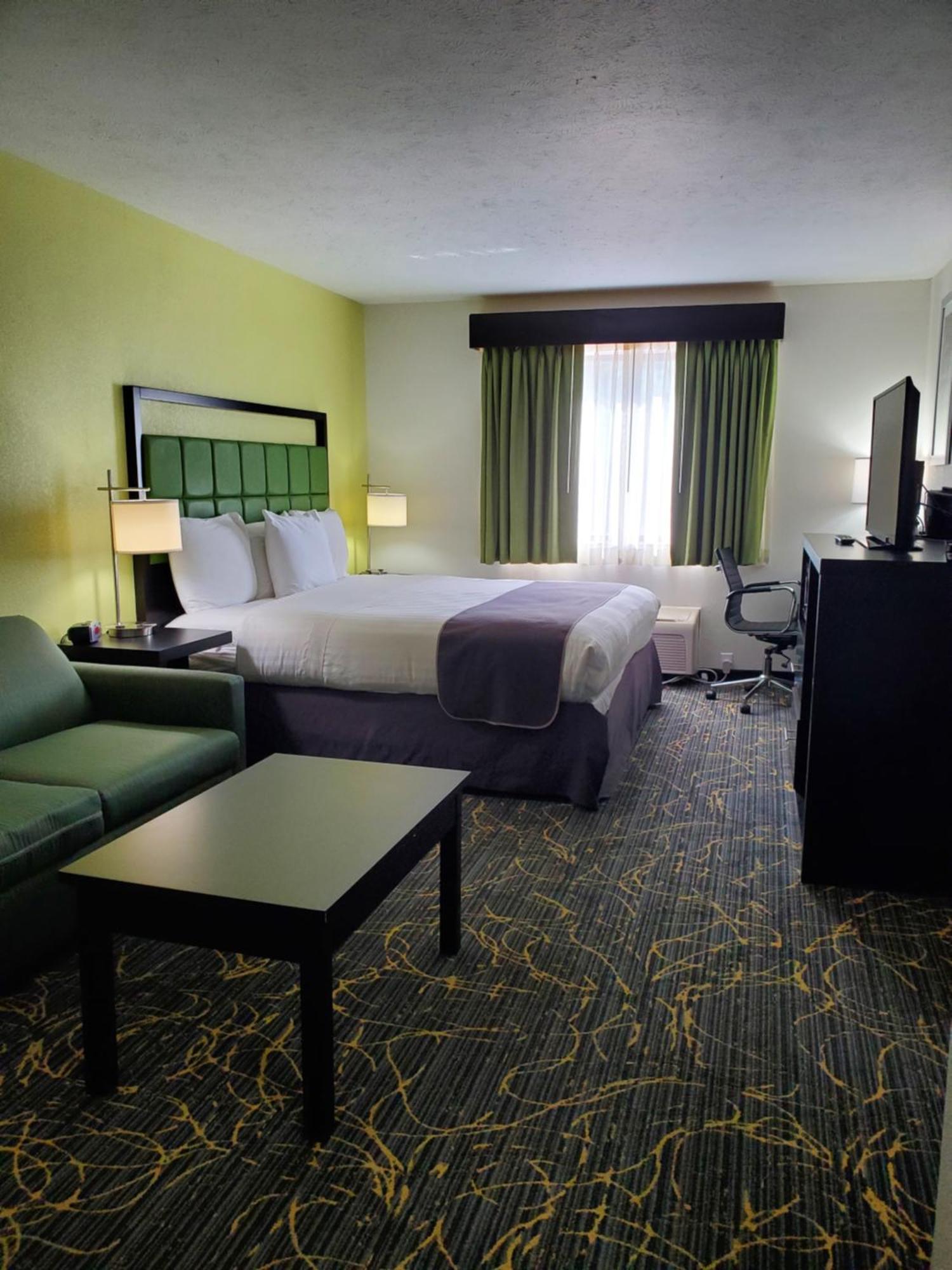 Americinn And Suites By Wyndham Delafield-Waukesha-Milwaukee Екстериор снимка