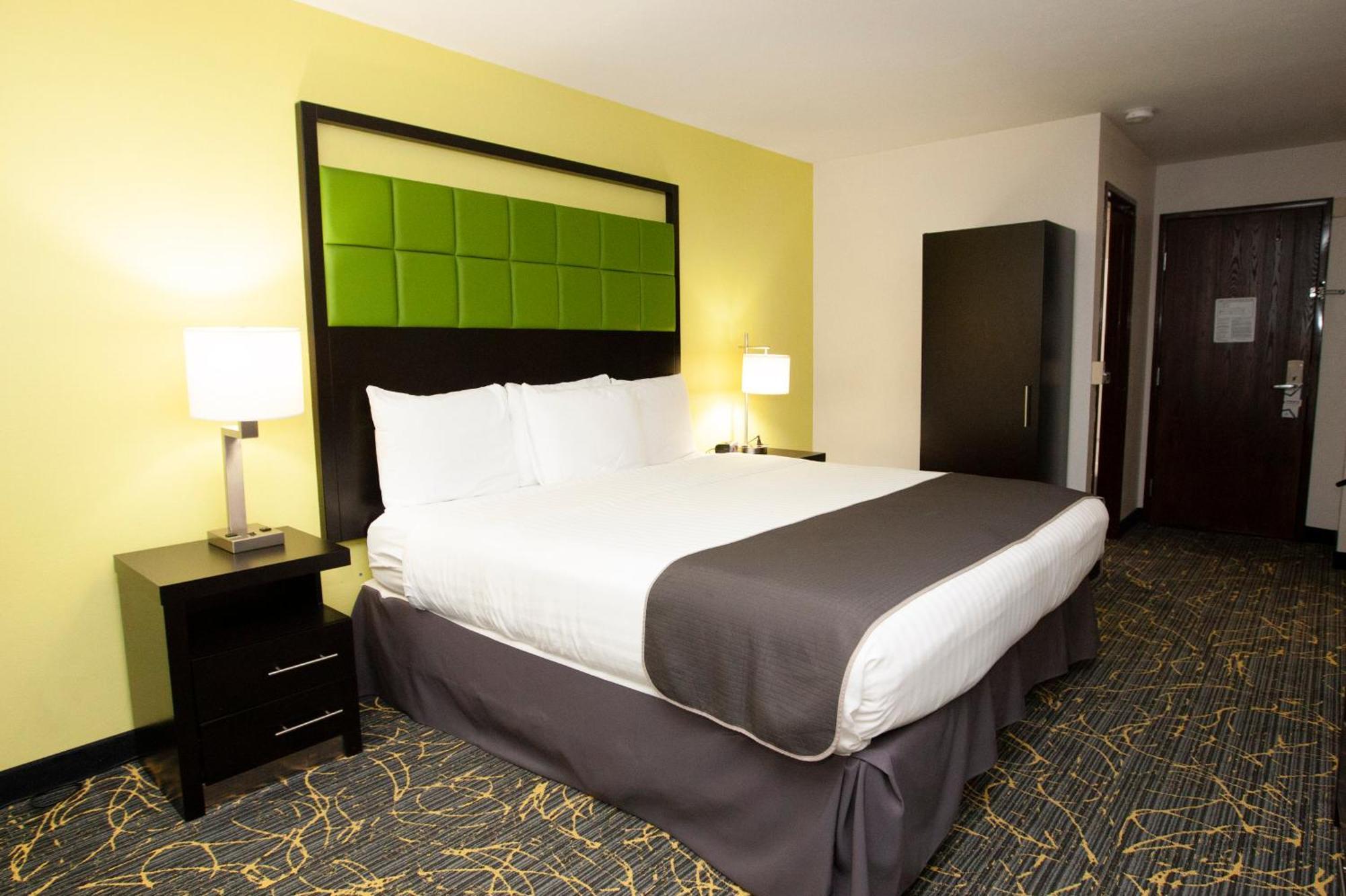 Americinn And Suites By Wyndham Delafield-Waukesha-Milwaukee Стая снимка
