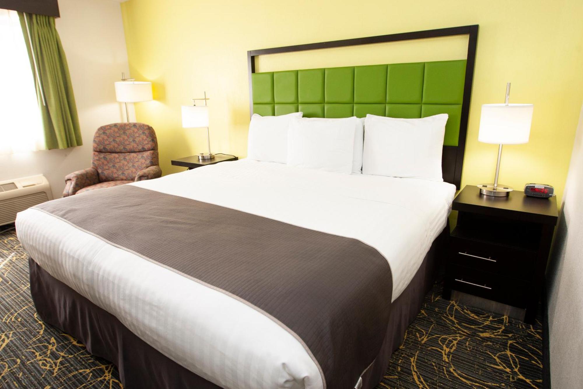 Americinn And Suites By Wyndham Delafield-Waukesha-Milwaukee Стая снимка