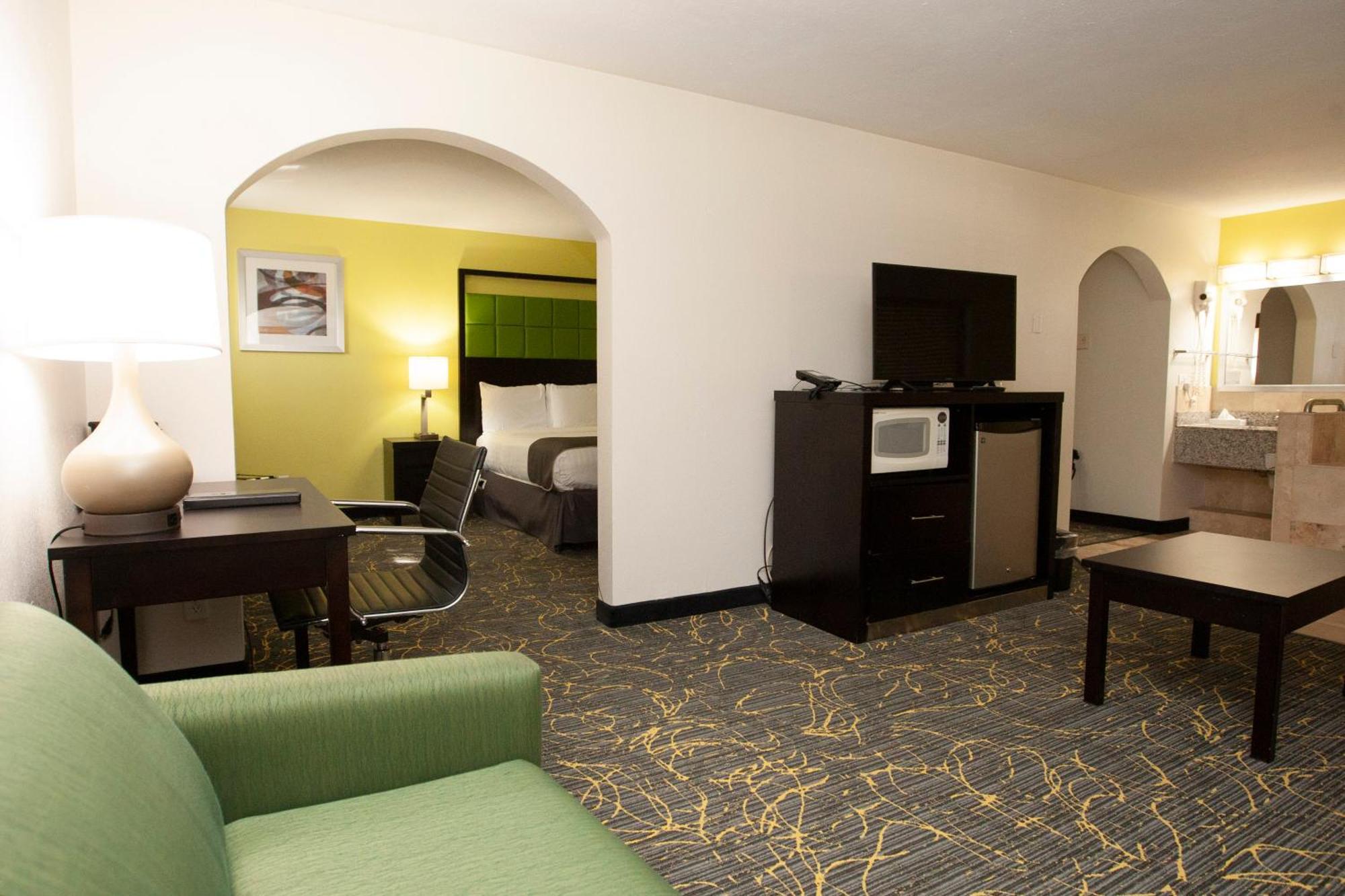 Americinn And Suites By Wyndham Delafield-Waukesha-Milwaukee Екстериор снимка