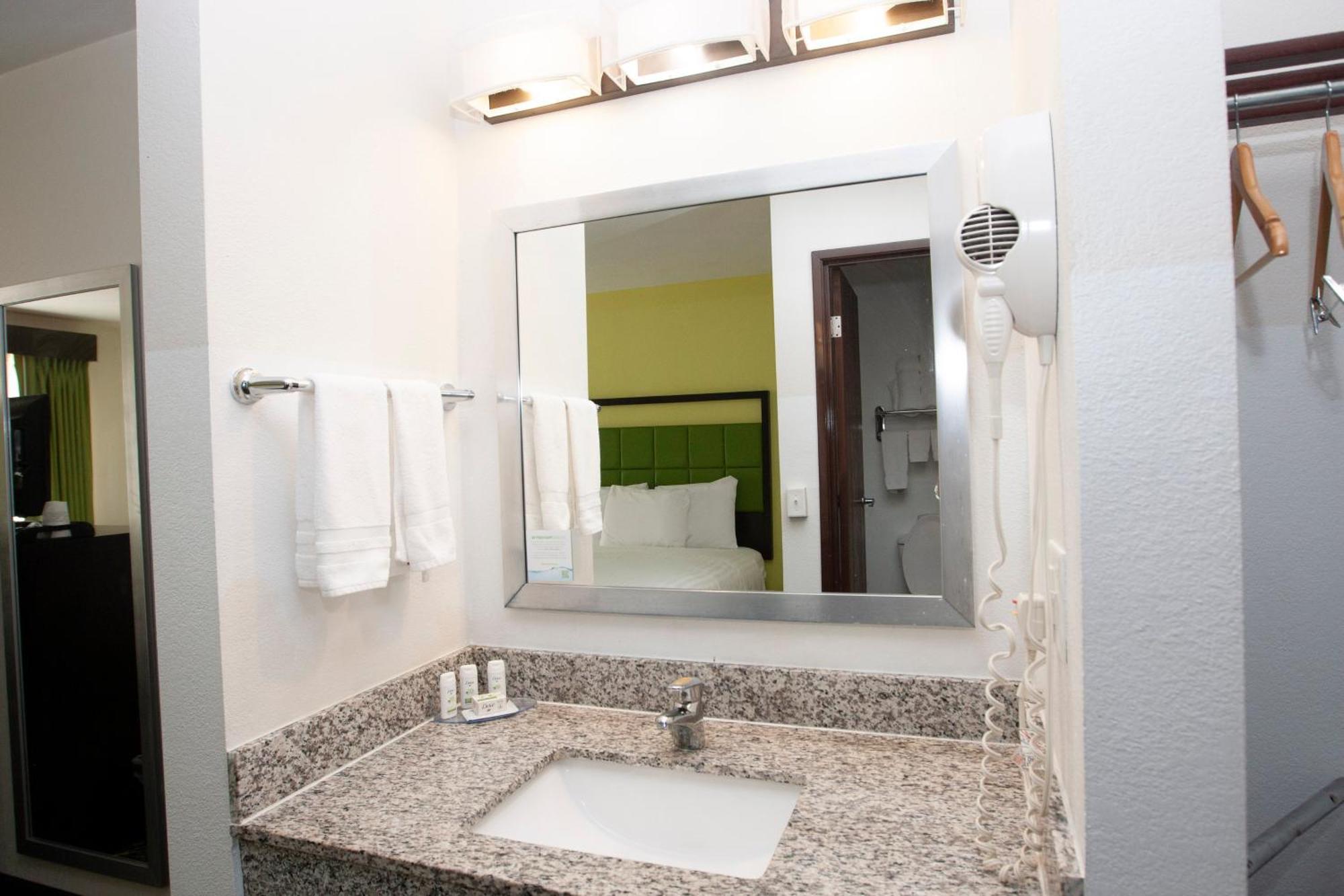 Americinn And Suites By Wyndham Delafield-Waukesha-Milwaukee Стая снимка