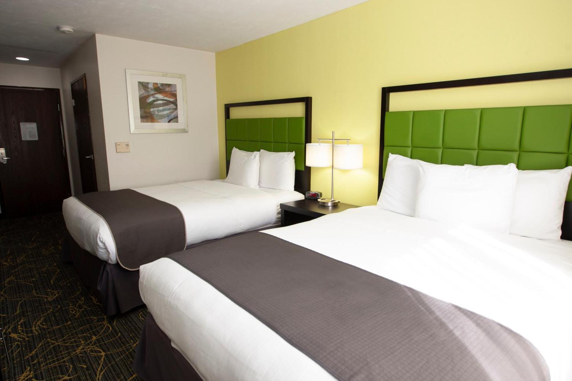 Americinn And Suites By Wyndham Delafield-Waukesha-Milwaukee Стая снимка