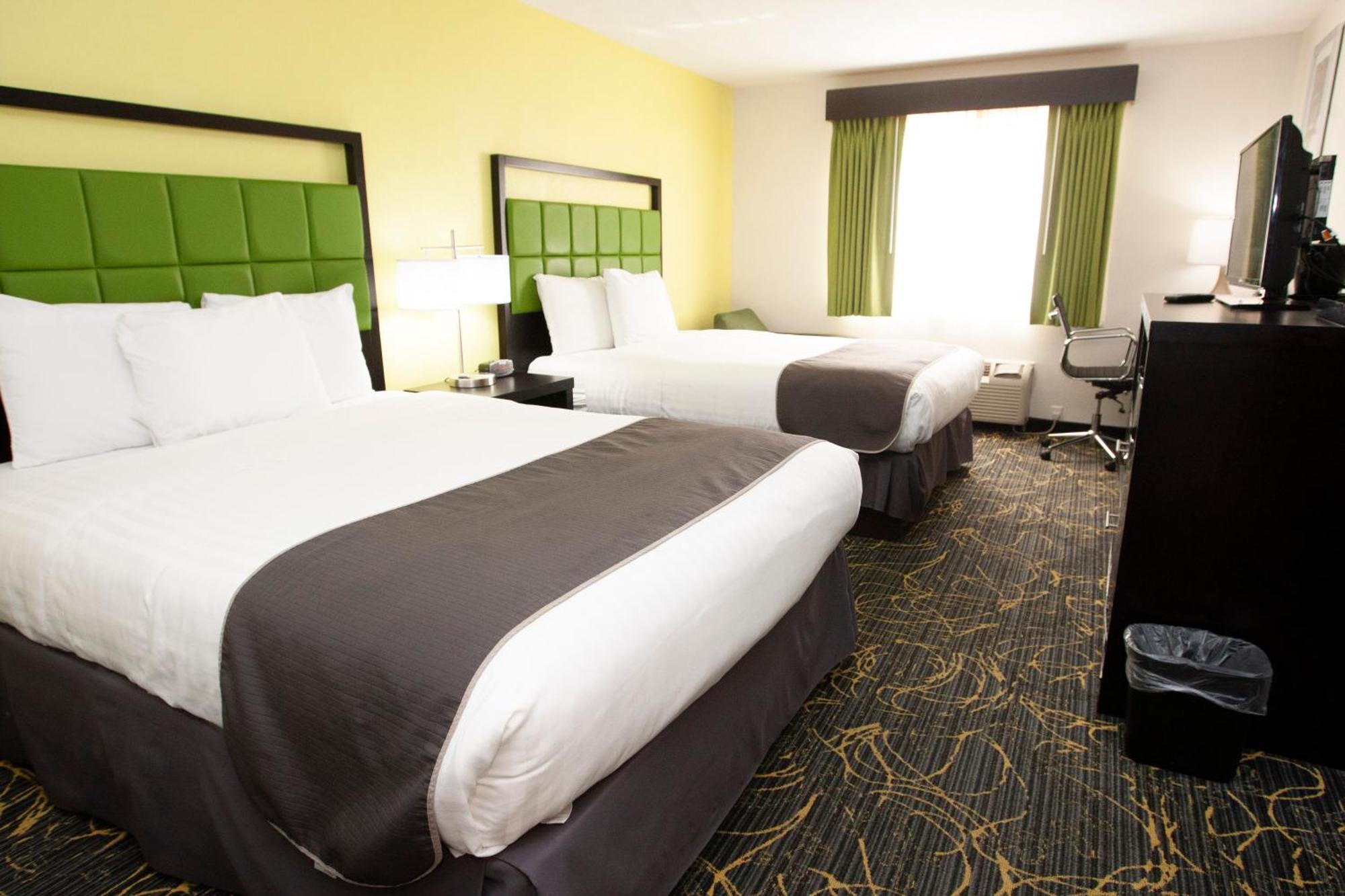 Americinn And Suites By Wyndham Delafield-Waukesha-Milwaukee Стая снимка