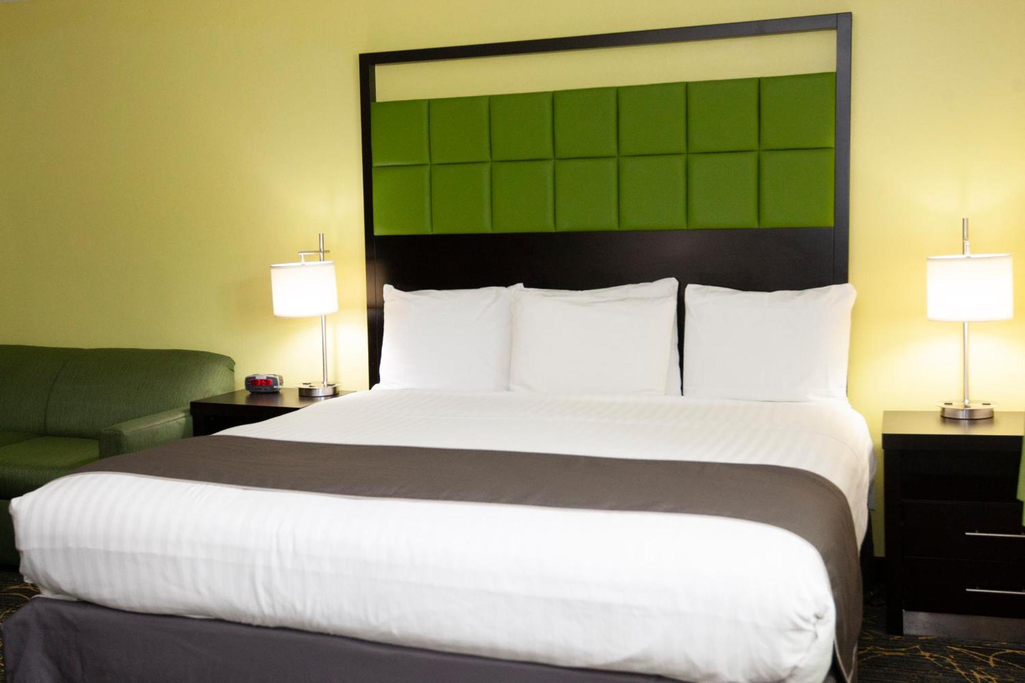 Americinn And Suites By Wyndham Delafield-Waukesha-Milwaukee Стая снимка