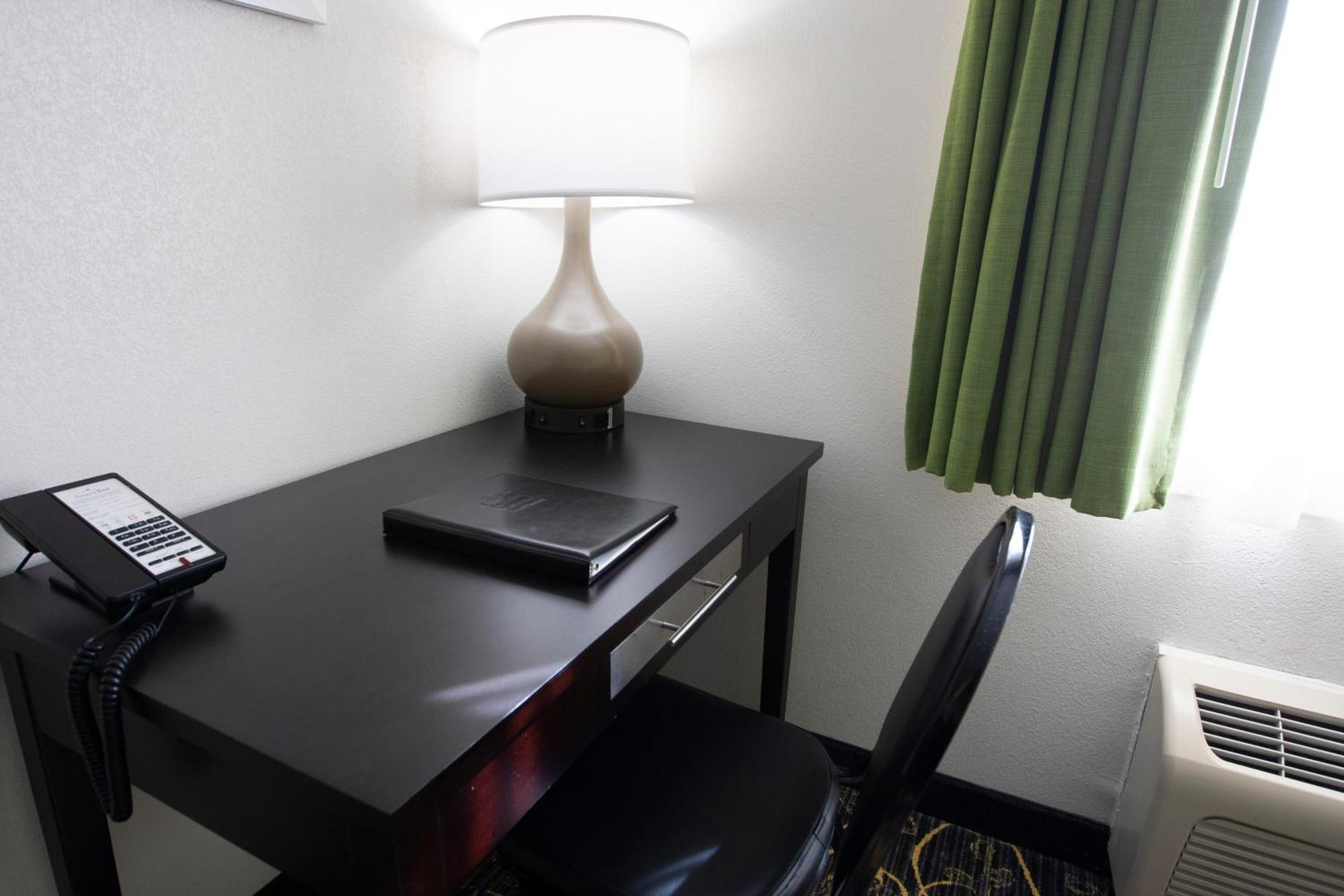 Americinn And Suites By Wyndham Delafield-Waukesha-Milwaukee Стая снимка