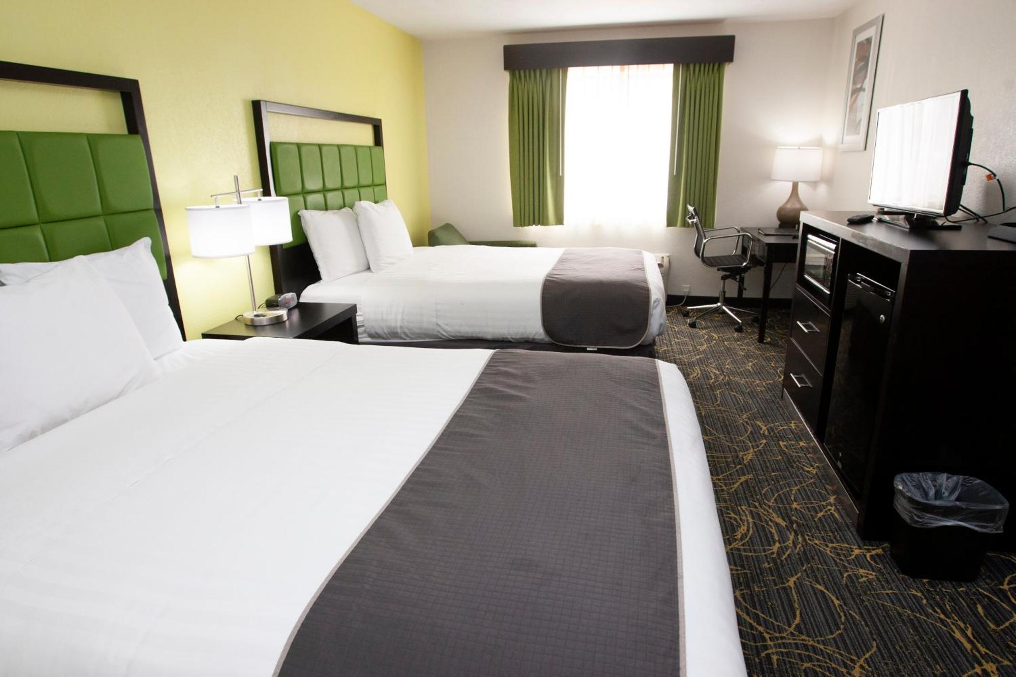 Americinn And Suites By Wyndham Delafield-Waukesha-Milwaukee Екстериор снимка