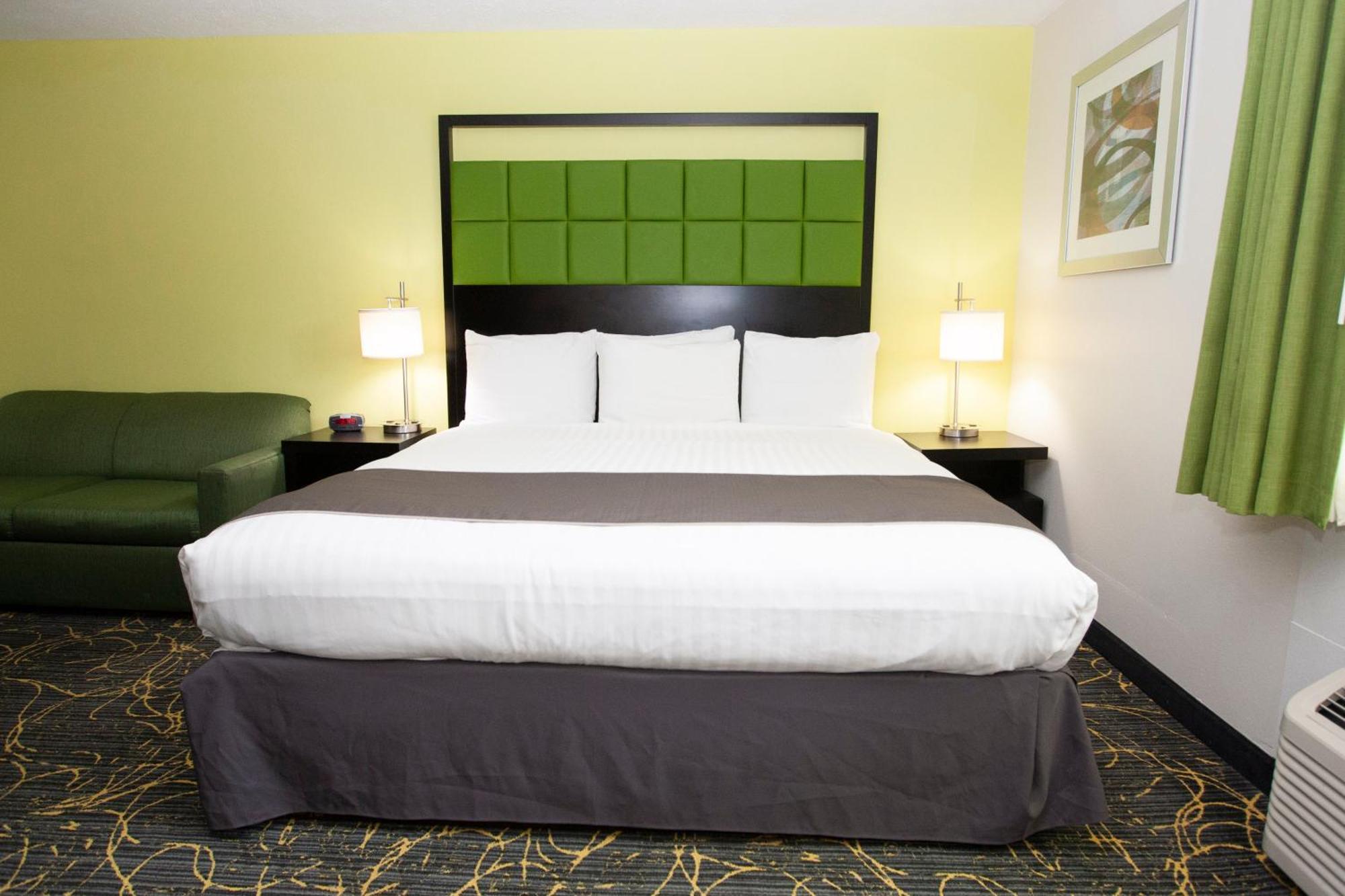 Americinn And Suites By Wyndham Delafield-Waukesha-Milwaukee Екстериор снимка