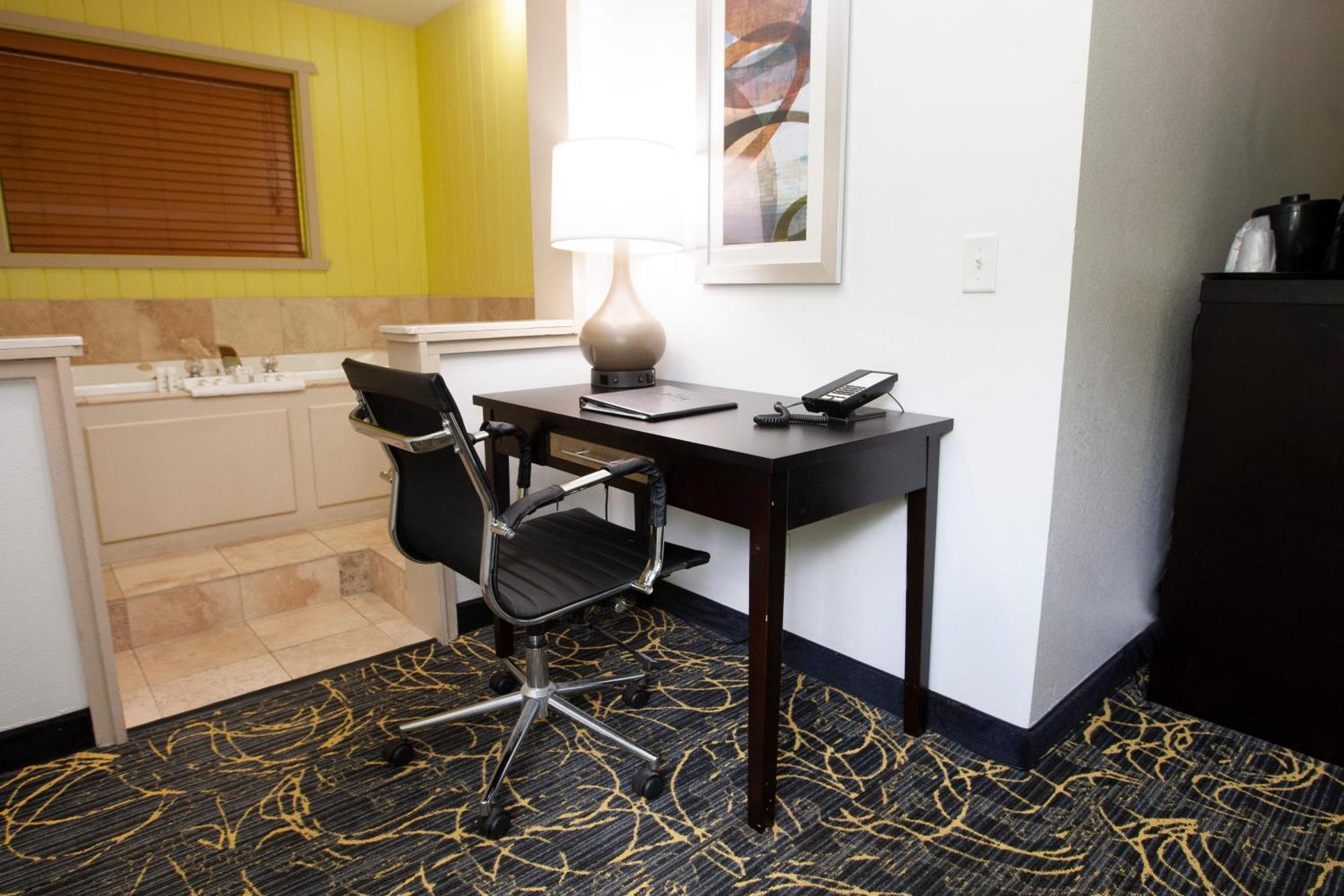 Americinn And Suites By Wyndham Delafield-Waukesha-Milwaukee Стая снимка