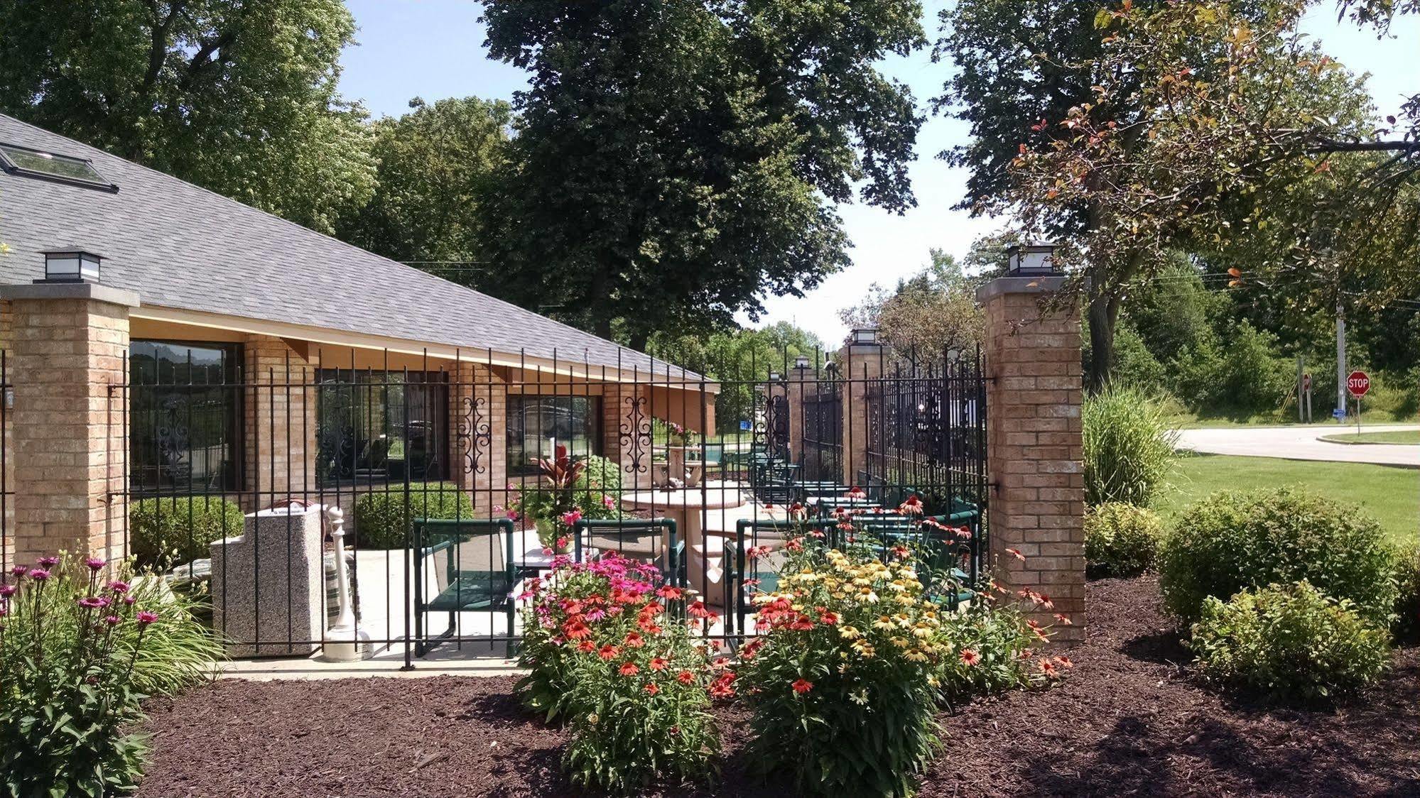 Americinn And Suites By Wyndham Delafield-Waukesha-Milwaukee Екстериор снимка