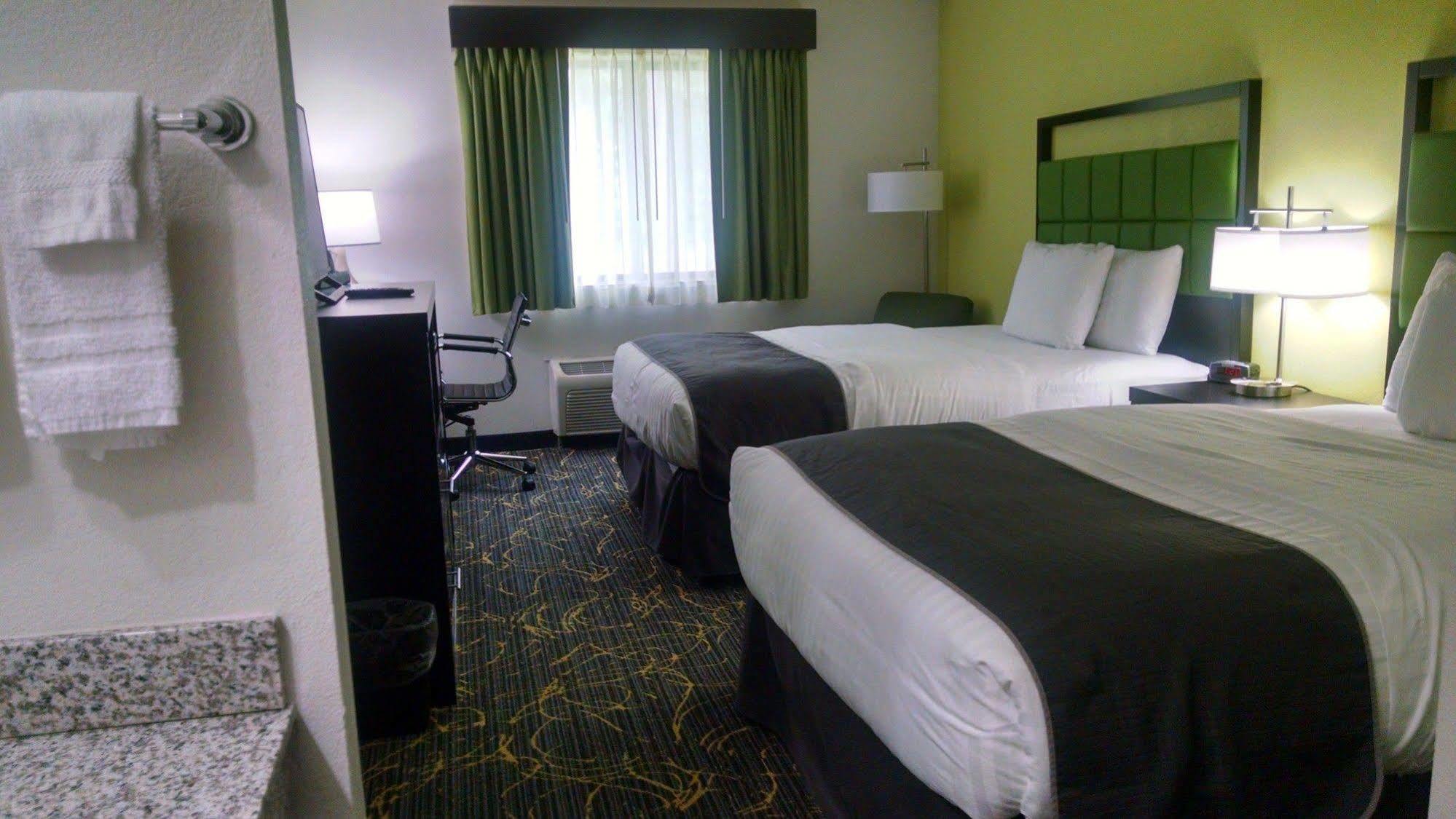 Americinn And Suites By Wyndham Delafield-Waukesha-Milwaukee Екстериор снимка