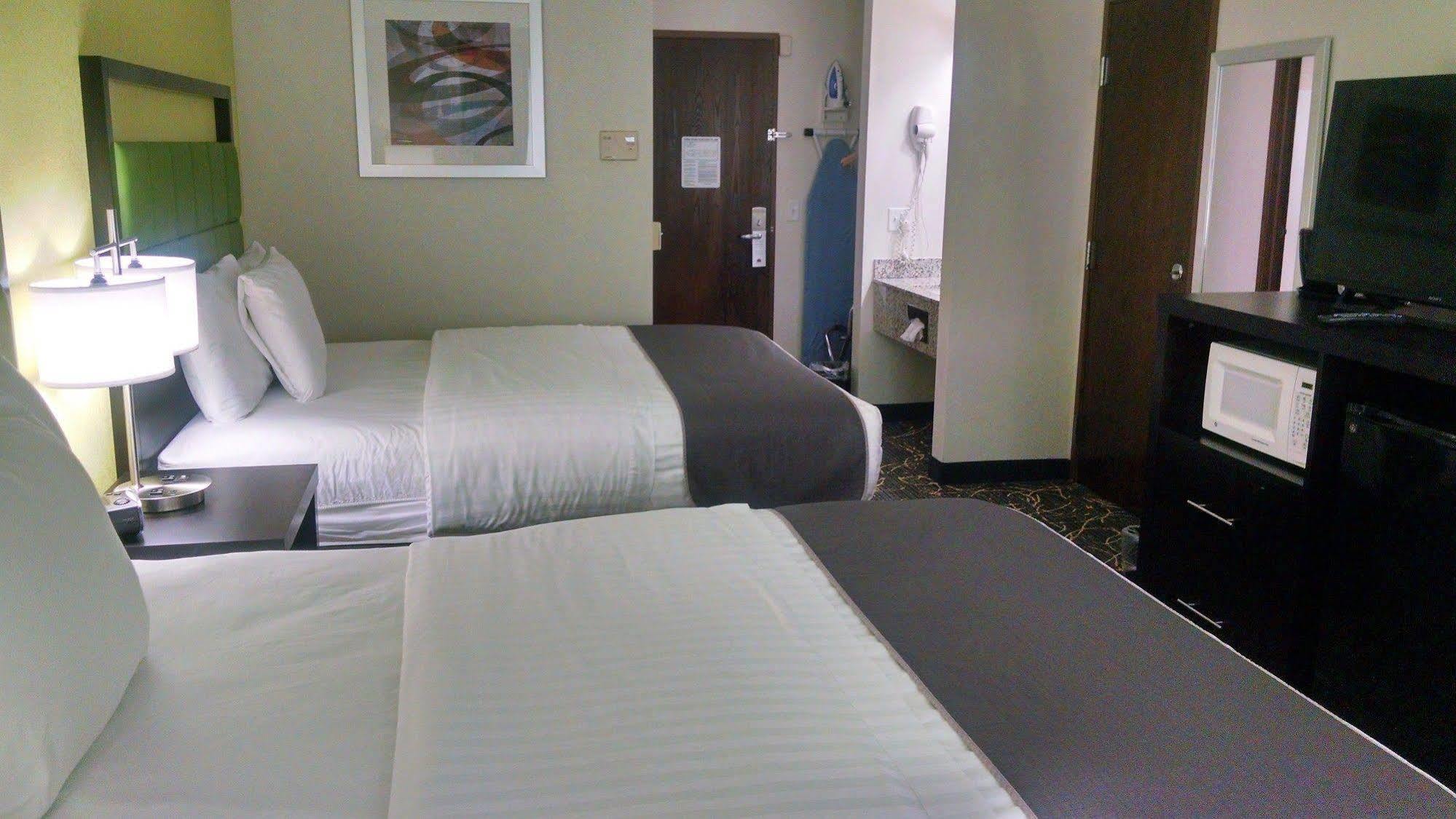 Americinn And Suites By Wyndham Delafield-Waukesha-Milwaukee Екстериор снимка